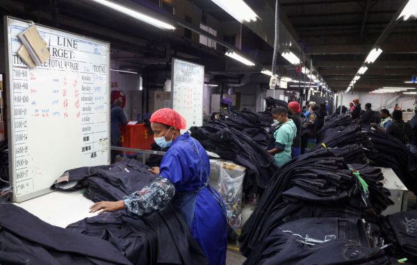 Δασμοί Τραμπ: «Είναι η μόνη δουλειά που ξέρω» – Κραυγή απόγνωσης από τους εργάτες ένδυσης στο Λεσότο