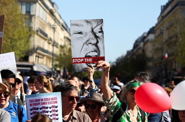 «Όχι βασιλιάδες στις ΗΠΑ» – Μαζικές διαδηλώσεις κατά Τραμπ και Μασκ σε σχεδόν όλες τις πολιτείες