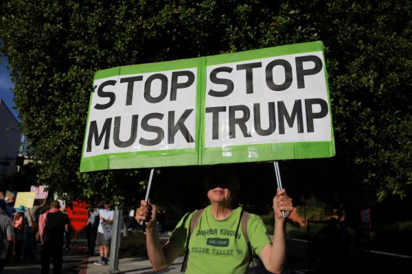 ΗΠΑ: Διαδηλώσεις κατά του Τραμπ και του Μασκ για τις περικοπές στο κοινωνικό κράτος