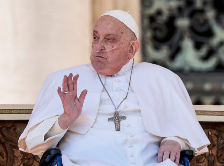 Βατικανό: Πρώτη εμφάνιση του Πάπα μετά την ασθένειά του – Χαιρέτησε τους πιστούς