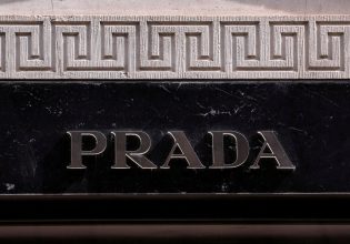 Prada: Συμφωνία εξαγοράς της Versace για 1,38 δισ. δολάρια παρά τους δασμούς