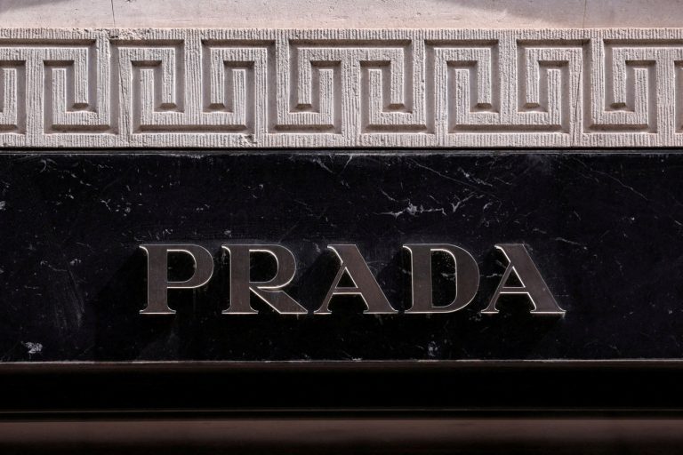 Prada: Συμφωνία εξαγοράς της Versace για 1,38 δισ. δολάρια παρά τους δασμούς