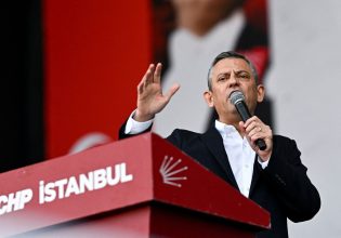 Τουρκία: Ο Οζγκιούρ Οζέλ επανεξελέγη στην ηγεσία του CHP και χαρακτήρισε τον Ερντογάν «αρχηγό χούντας»