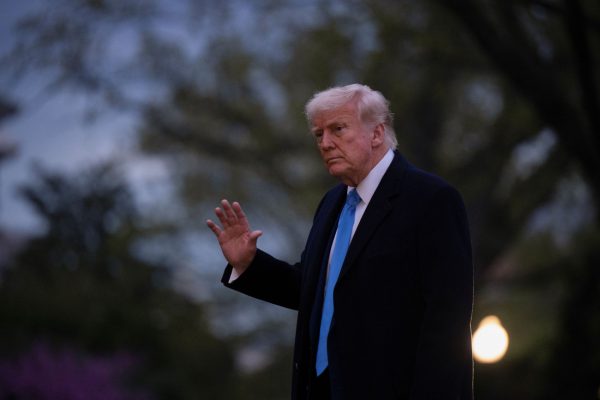 Τραμπ: «Μη γίνεστε PANICAN» – Τελεσίγραφο στην Κίνα για επιπρόσθετους δασμούς 50%