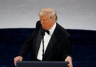 Τραμπ: «Όλες οι χώρες μου φιλούν τον κ*λο για να κάνουν μια συμφωνία» – Νέα προκλητική δήλωση