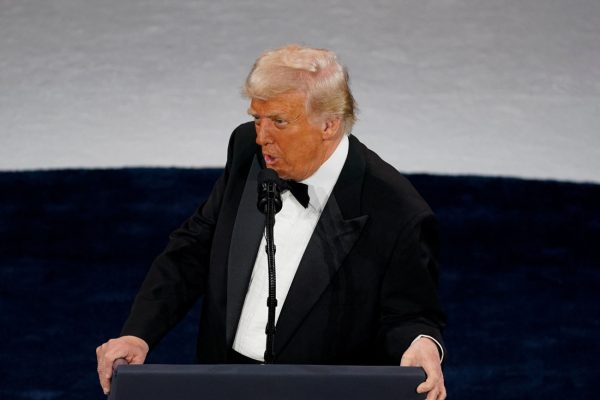 Τραμπ: «Όλες οι χώρες μου φιλούν τον κ*λο για να κάνουν μια συμφωνία» – Νέα προκλητική δήλωση