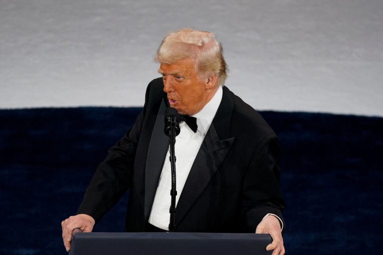 Τραμπ: «Όλες οι χώρες μου φιλούν τον κ*λο για να κάνουν μια συμφωνία» – Νέα προκλητική δήλωση