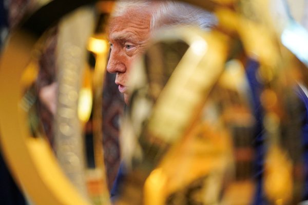 Τραμπ: Γιατί οπισθοχώρησε – Πανικός ή στρατηγική;