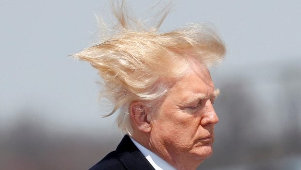 Τραμπ: Καταργεί το όριο της πίεσης του νερού στις κεφαλές ντους – «Να φροντίσω τα όμορφα μαλλιά μου»