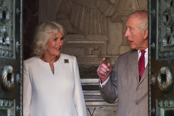 «Απολαμβάνουν την απόσταση»: Ο Κάρολος και η Καμίλα έχουν βρει το μυστικό για να είναι ο γάμος τους ευτυχισμένος