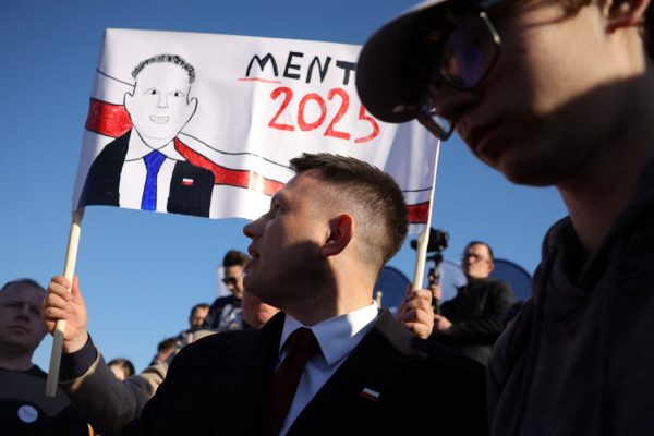 «Λύκος με προβιά» – Στην εποχή Τραμπ 2.0, η σκληρή Ακροδεξιά γίνεται mainstream (και) στην Πολωνία