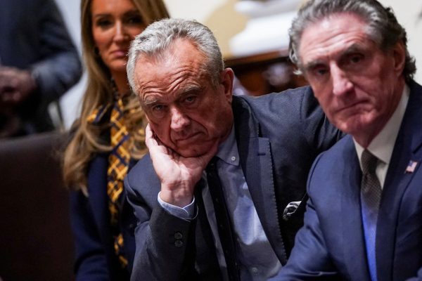 O Ρόμπερτ Κένεντι Τζούνιορ στη συνεδρίαση του υπουργικού συμβουλίου την Πέμπτη (Reuters)