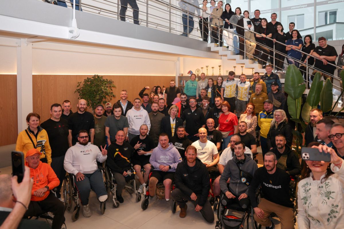 Πρίγκιπας Χάρι: Συνάντησε τραυματίες πολέμου στην δυτική Ουκρανία