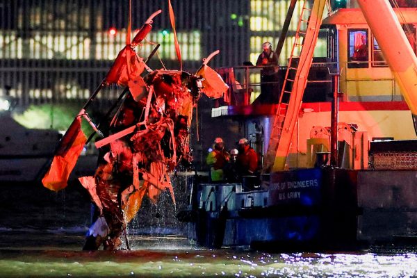 Πτώση ελικοπτέρου στη Νέα Υόρκη: Ο χειριστής είχε ειδοποιήσει μέσω ασυρμάτου πως τελειώνουν τα καύσιμα