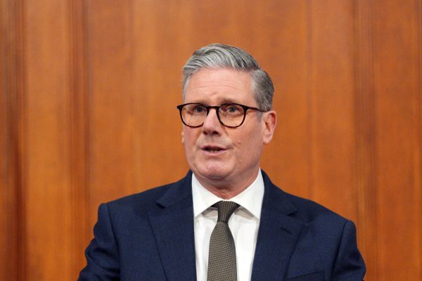 Κιρ Στάρμερ: «Ευπρόσδεκτο βήμα» θεωρεί τον διχαστικό νόμο για τις τρανς γυναίκες