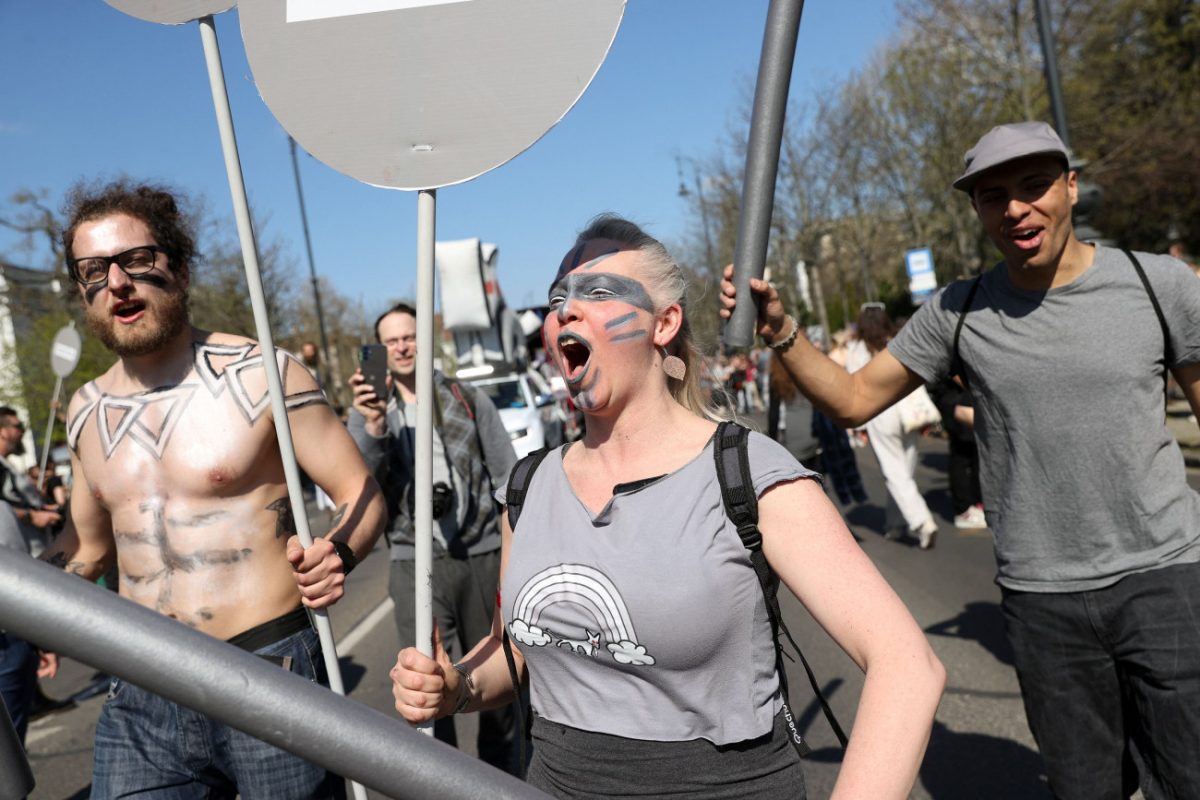 Ακου Την Καρδιά Σου, Θάνατος Στα Χρώματα! Χιλιάδες Ούγγροι ειρωνεύονται τον Ορμπάν για το Pride