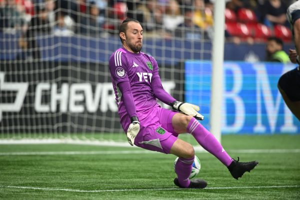 Ποντίκι διέκοψε ποδοσφαιρικό αγώνα – Η στιγμή που τερματοφύλακας το βγάζει εκτός γηπέδου