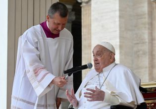 Πάπας Φραγκίσκος: Εμφανίστηκε και ευλόγησε τους πιστούς χωρίς την συσκευή οξυγόνου