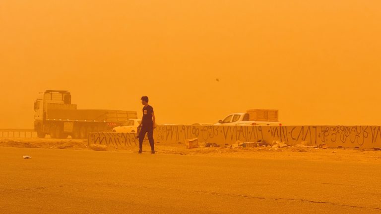 Η αμμοθύελλα κάλυψε τα πάντα στο Ιράκ – Πάνω από 3.000 άτομα στα νοσοκομεία