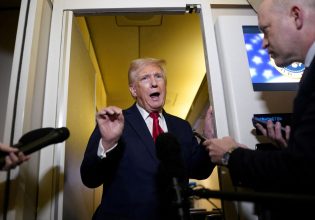 Τραμπ: Παλινωδίες και μηνύματα σύγχυσης για τους δασμούς από τον Λευκό Οίκο