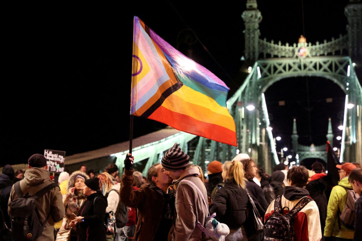 Ουγγαρία: Πέρασε η συνταγματική τροπολογία που απαγορεύει τις συγκεντρώσεις της LGBTQ+ κοινότητας