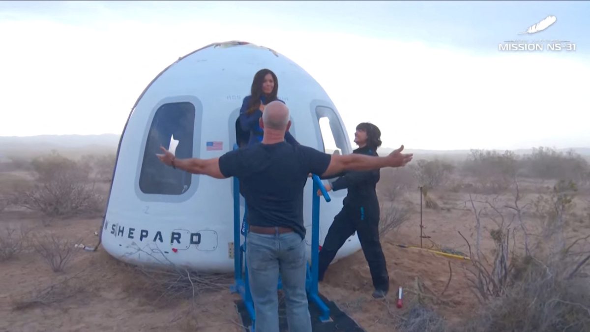 Ο Τζεφ Μπέζος σωριάζεται στο έδαφος λίγο πριν υποδεχτεί την αρραβωνιαστικιά του από το Διάστημα