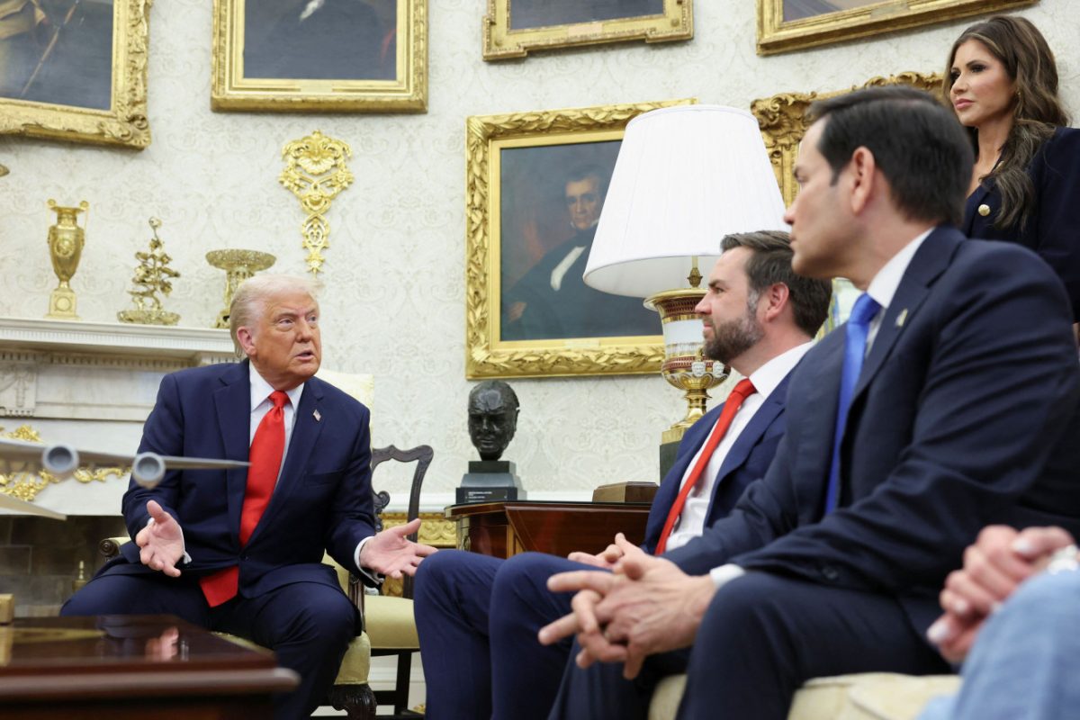 Τραμπ: Επίθεση on camera σε δημοσιογράφο του CNN με φόντο το μεταναστευτικό – «Είστε αρρωστημένοι»