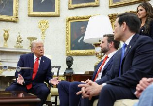 Τραμπ: Επίθεση on camera σε δημοσιογράφο του CNN με φόντο το μεταναστευτικό – «Είστε αρρωστημένοι»