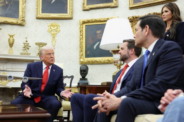 Τραμπ: Επίθεση on camera σε δημοσιογράφο του CNN με φόντο το μεταναστευτικό – «Είστε αρρωστημένοι»