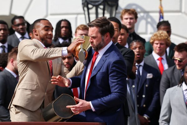 Τζέι ντι Βανς: Πήγε να πανηγυρίσει για το πρωτάθλημα και έσπασε το τρόπαιο