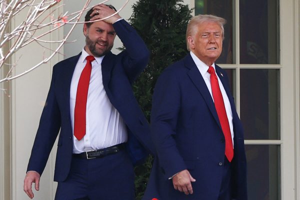 Οι ΗΠΑ ερευνούν τις εισαγωγές φαρμάκων και ημιαγωγών, θέτοντας τις βάσεις για δασμούς