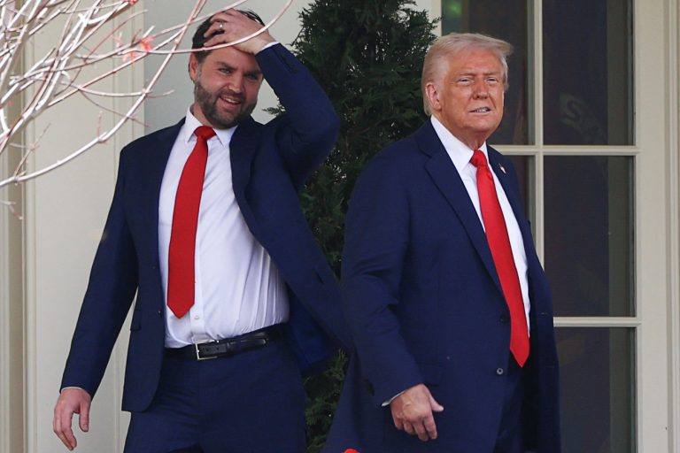 Οι ΗΠΑ ερευνούν τις εισαγωγές φαρμάκων και ημιαγωγών, θέτοντας τις βάσεις για δασμούς