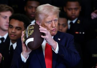 Τραμπ: Απειλεί τώρα την Κίνα με δασμούς μέχρι και… 245%