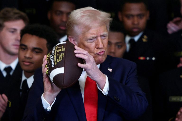 Τραμπ: Απειλεί τώρα την Κίνα με δασμούς μέχρι και… 245%