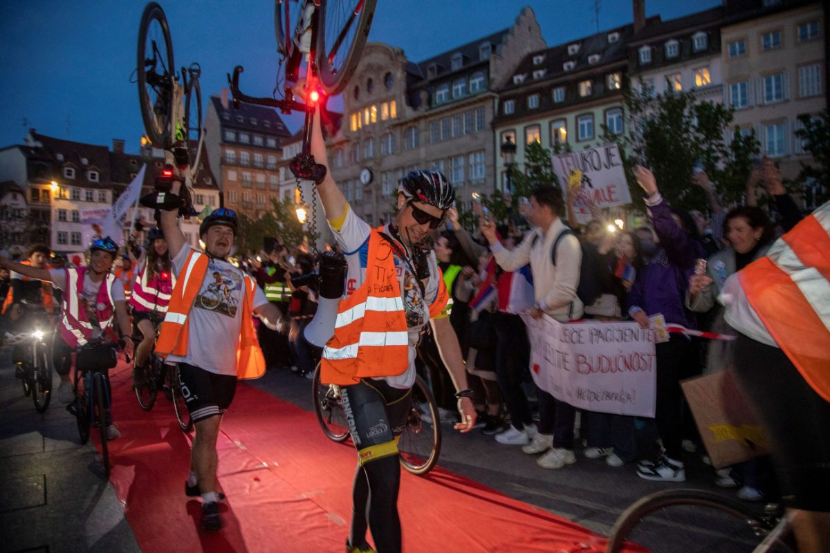 Σέρβοι φοιτητές διήνυσαν 1.300 χιλιόμετρα με ποδήλατα μέχρι το Στρασβούργο ζητώντας δικαιοσύνη