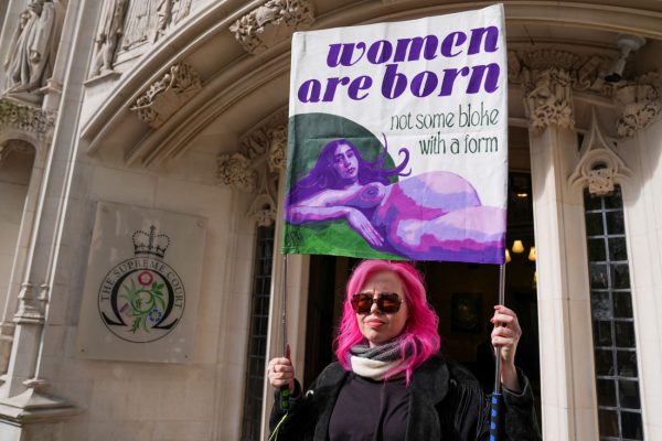 Ηνωμένο Βασίλειο: Το Ανώτατο Δικαστήριο αποκλείει τις τρανς από τον νομικό όρο της «γυναίκας»