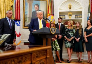 ΗΠΑ: Αναστάτωση στο Οβαλ Γραφείο – Κοριτσάκι λιποθύμησε ενώ μιλούσε ο Τραμπ