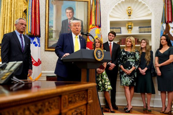 ΗΠΑ: Αναστάτωση στο Οβαλ Γραφείο – Κοριτσάκι λιποθύμησε ενώ μιλούσε ο Τραμπ