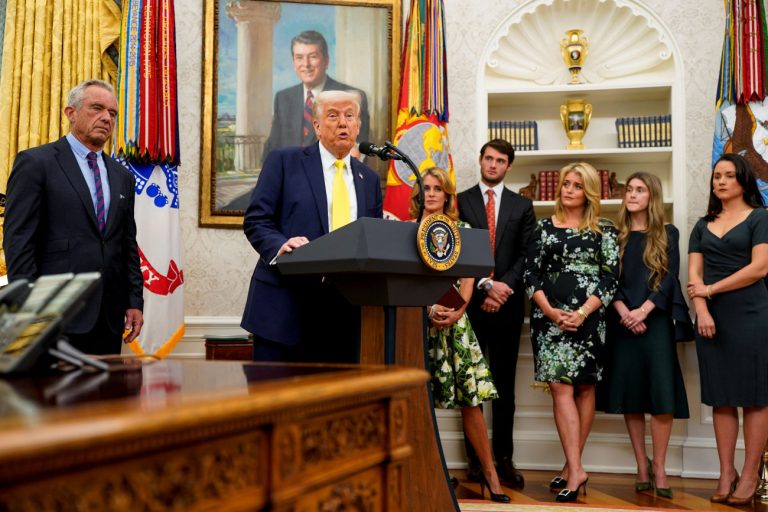 ΗΠΑ: Αναστάτωση στο Οβαλ Γραφείο – Κοριτσάκι λιποθύμησε ενώ μιλούσε ο Τραμπ