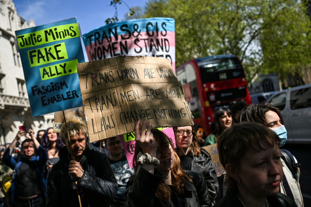 Ηνωμένο Βασίλειο: Εξετάζεται αλλαγή του κανόνα για τη δήλωση του φύλου των τρανς γιατρών