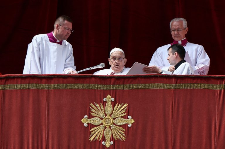Πάπας Φραγκίσκος: Για λίγο εμφανίστηκε στην Πασχαλινή Λειτουργία – Το μήνυμά του για ειρήνη και αφοπλισμό
