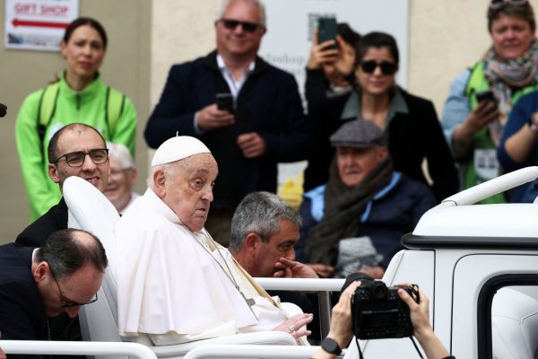 Πάπας Φραγκίσκος: Η τελευταία εμφάνισή του – Ευχήθηκε «Καλό Πάσχα» και ευλόγησε παιδιά