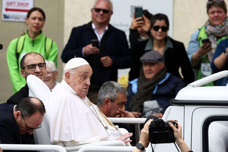 Πάπας Φραγκίσκος: Η τελευταία εμφάνισή του – Ευχήθηκε «Καλό Πάσχα» και ευλόγησε παιδιά