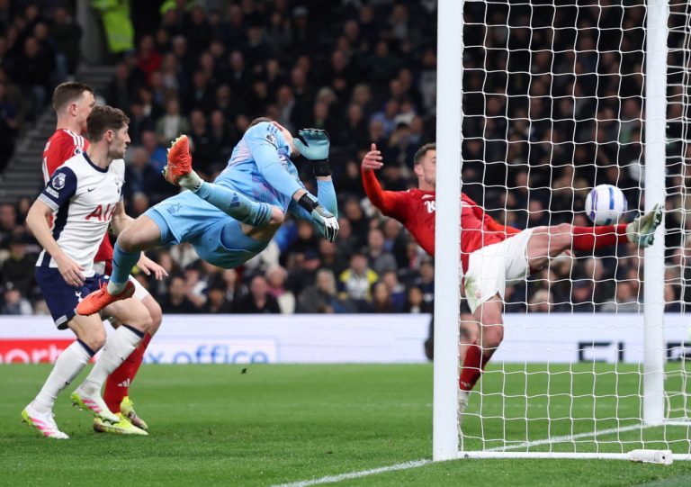 Οι Άγγλοι αποθεώνουν τον Τόφολο – «Νίκησε τους νόμους της φυσικής»