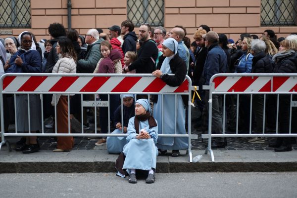 Πάπας Φραγκίσκος: Κοσμοσυρροή στη Βασιλική του Αγίου Πέτρου για τη δεύτερη ημέρα του λαϊκού προσκυνήματος
