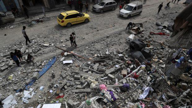 εικόνα που δείχνει ανθρώπους στη Γάζα να περπατούν ανάμεσα στα συντρίμμια