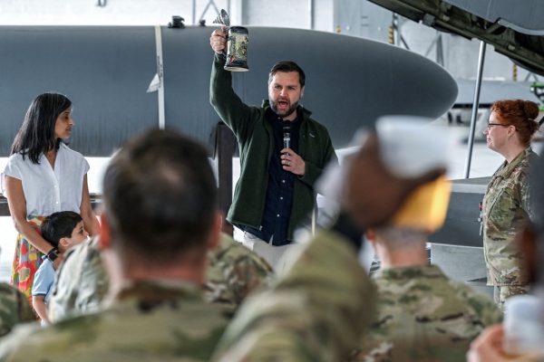 Γερμανία: Ο αντιπρόεδρος των ΗΠΑ Τζέι Ντι Βανς σέρβιρε μπύρα σε αμερικανούς στρατιώτες