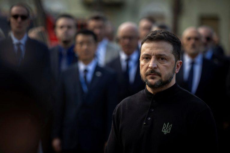 Ουκρανία: Σφίγγει ο κλοιός γύρω από το Κίεβο – Πιέσεις να αποδεχτεί παραχωρήσεις εδαφών