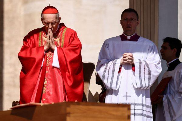 Πάπας Φραγκίσκος: «Ένας πάπας ανάμεσα στους ανθρώπους» – Με αναφορά στην επίσκεψη στη Μόρια ο επικήδειος