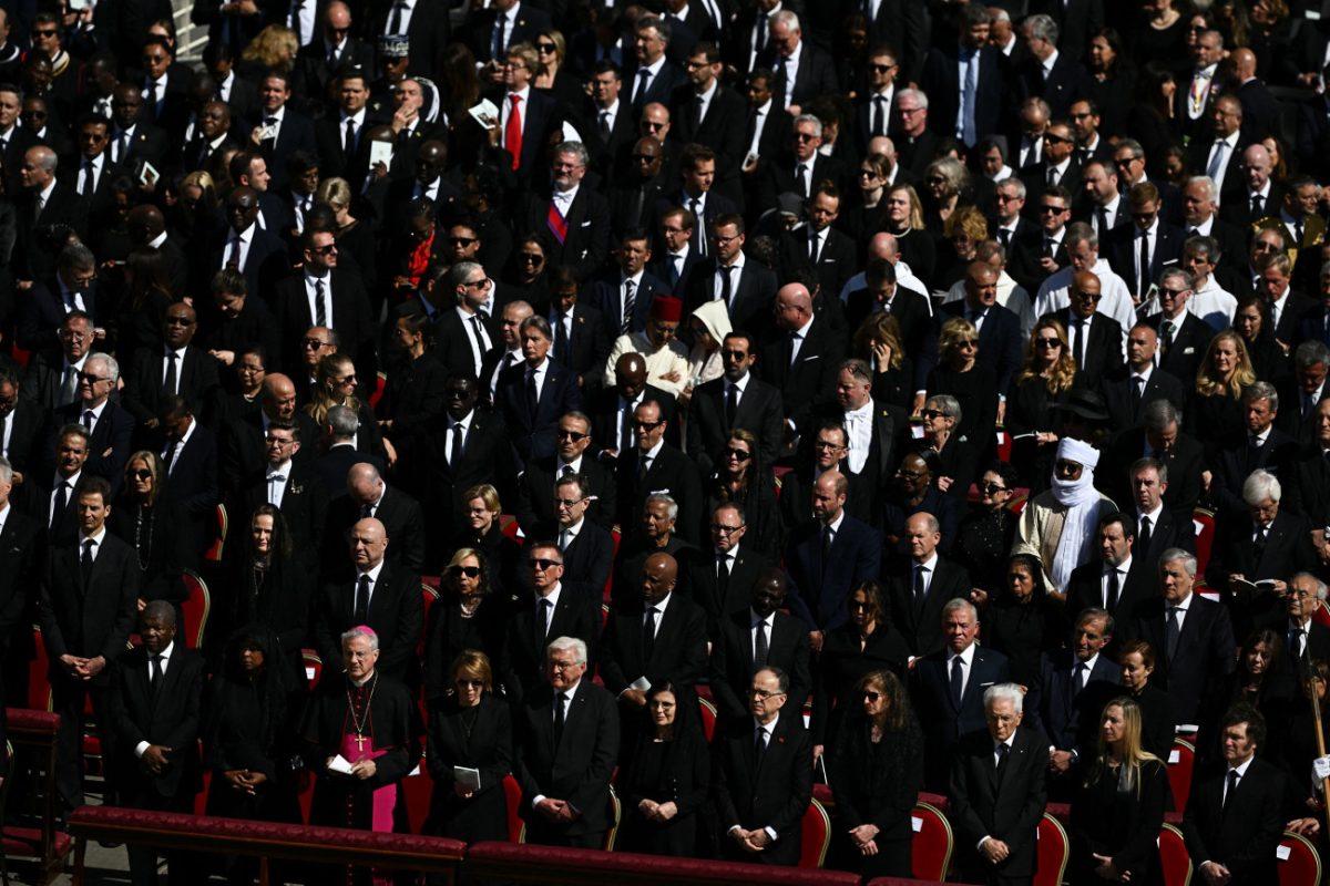 Κηδεία πάπα Φραγκίσκου: Ποιοι επίσημοι προσκεκλημένοι έσπασαν το αυστηρό dress code;